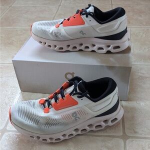 On Cloudstratus 3 in Undyed-White and Sand